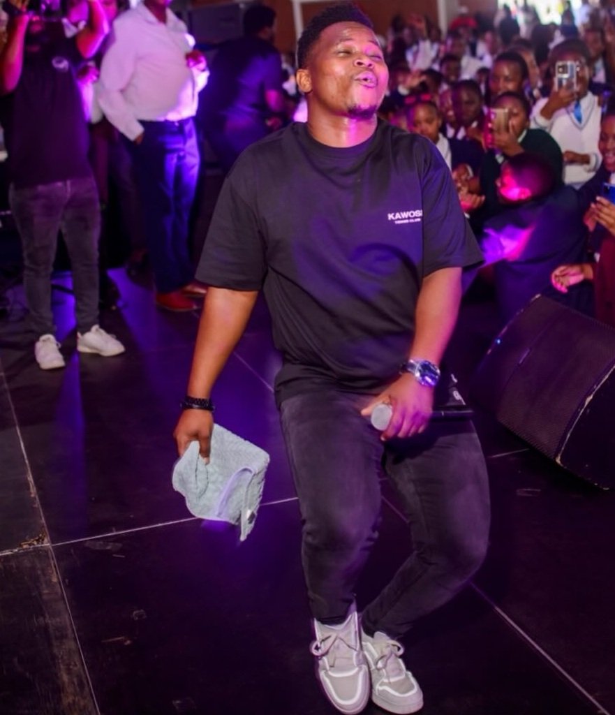 Ayanda Ntanzi dacing while performing on stage